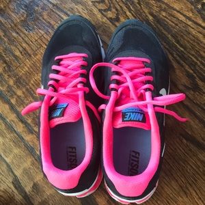 black and pink nike shoes